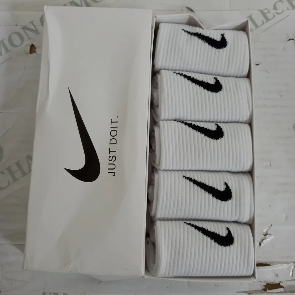 BOXED NIKE WHITE ANKLE SOCKS - SIZE UNSPECIFIED 