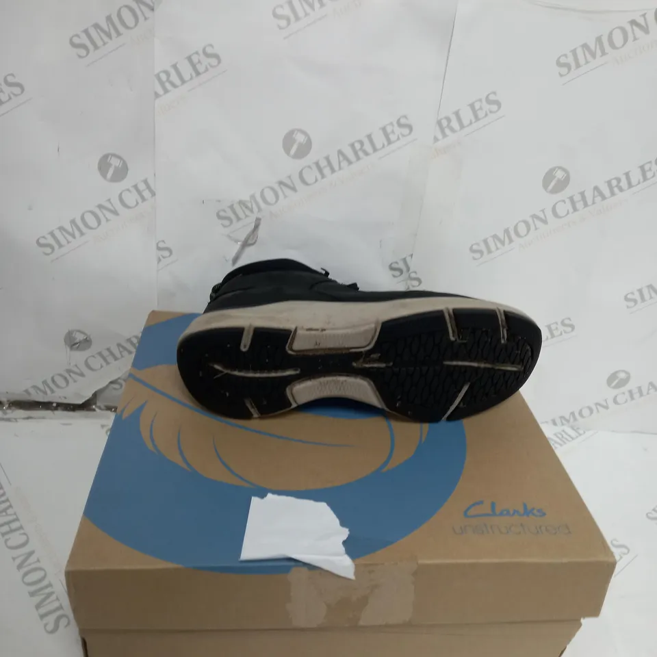 BOXED PAIR OF CLANKS WAVE2.0 MID BLACK UK 7 