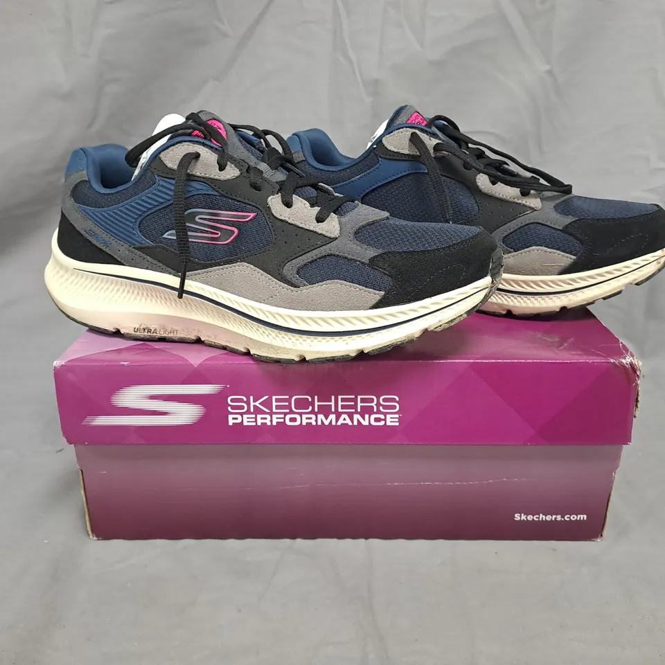 BOXED PAIR OF SKECHERS GO RUN LACE UP TRAINERS IN NAVY SIZE 8