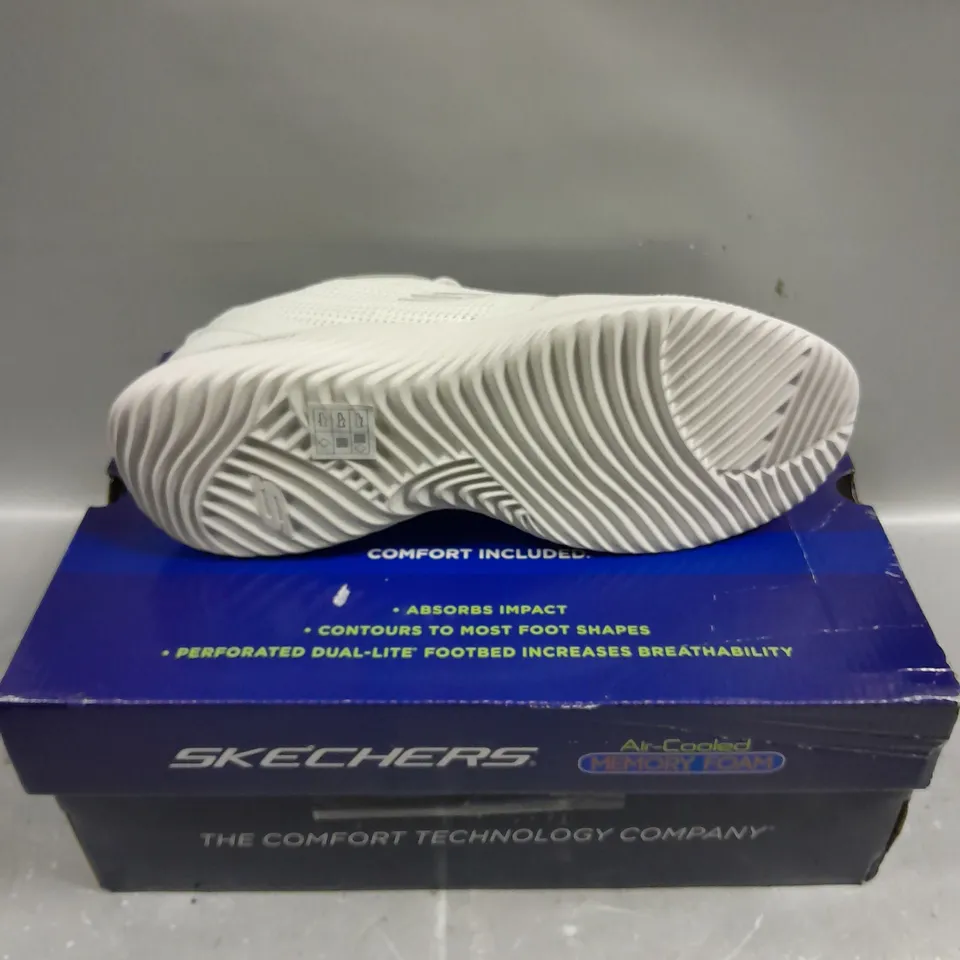 BOXED PAIR OF SKECHERS BOUNDER MEMORY FOAM TRAINERS - 8.5