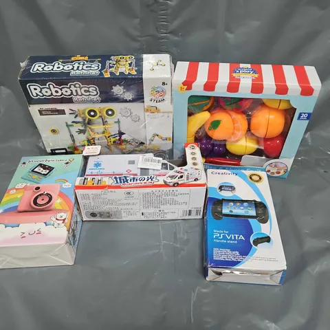 APPROXIMATELY 12 ASSORTED TOYS AND GAMES TO INCLUDE PSVITA HANDLE STAND, ROBOTICS BETABOT, DIY INSTANT CAMERA, ETC