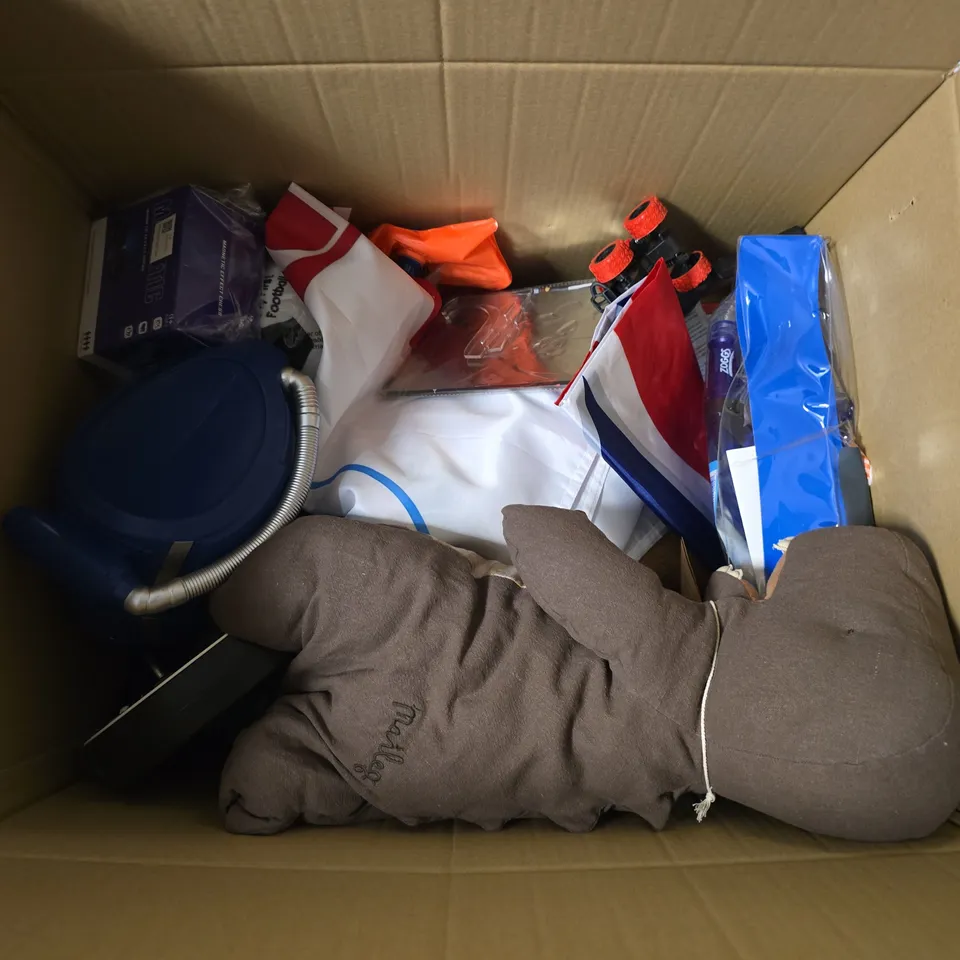 LARGE BOX OF APPROXIMATELY 15 ASSORTED TOYS AND GAMES TO INCLUDE FOOTBALLS, BALLOONS AND TEDDIES