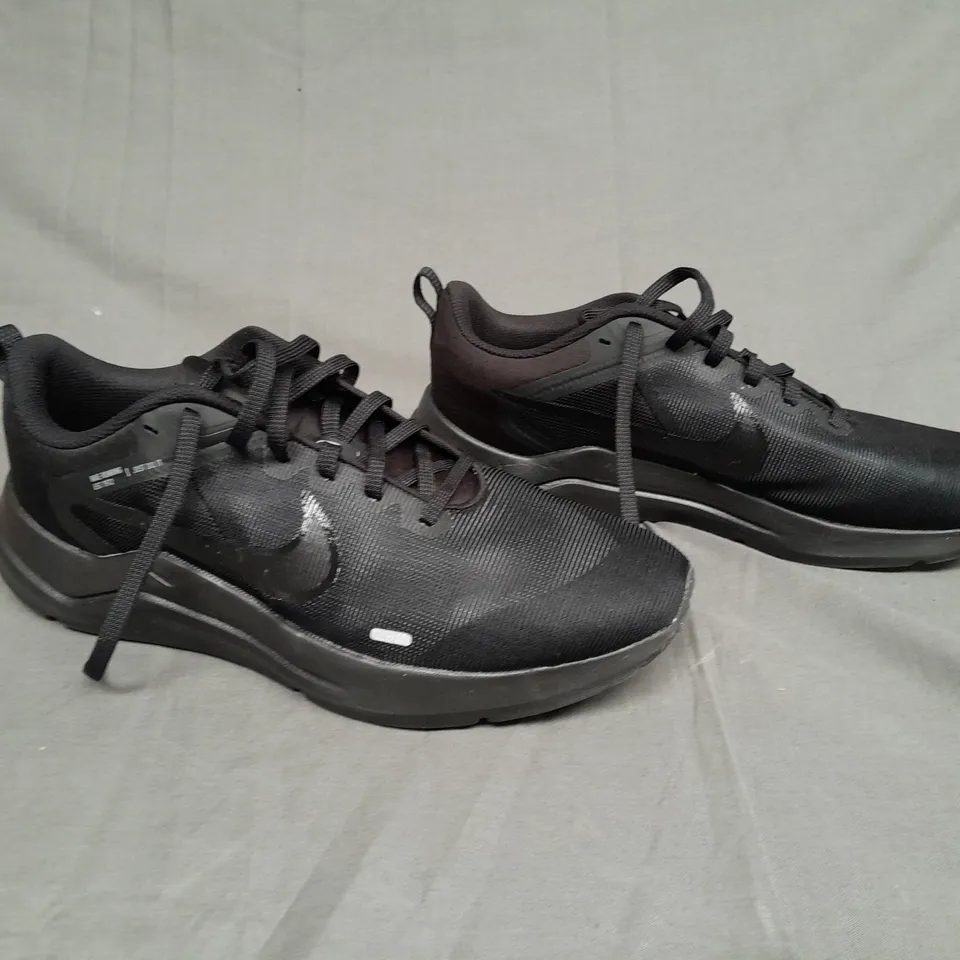 BOXED PAIR OF NIKE DOWNSHIFTER 12 IN BALCK SIZE 9.5 
