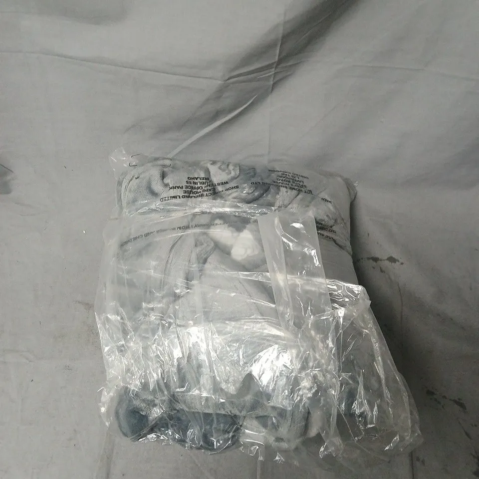 UNBRANDED GREY BLANKET SEALED