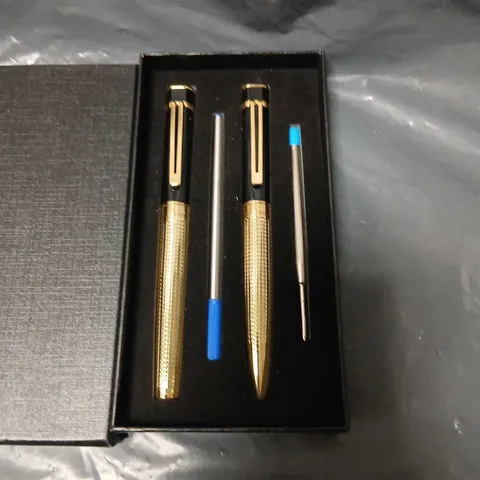 GOLD-TONE PEN SET IN PRESENTATION BOX – TWO KNURLED PENS WITH BLUE ACCENTS 