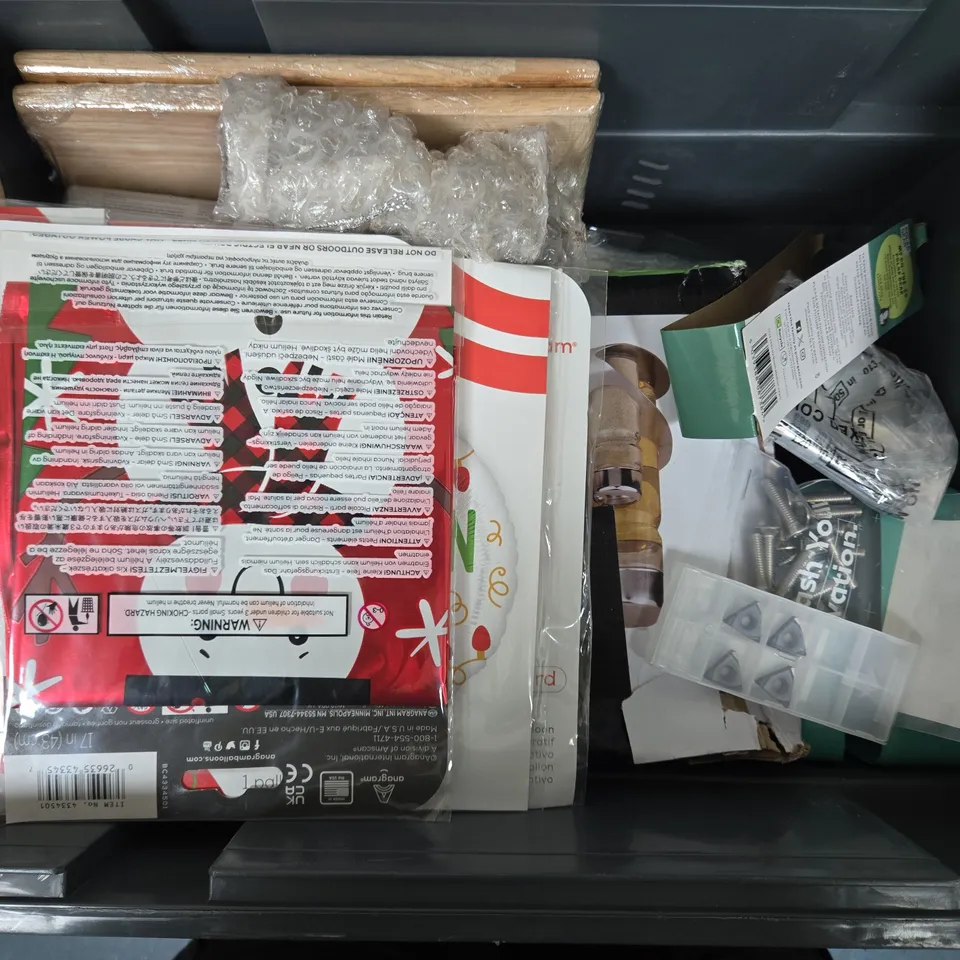 APPROXIMATELY 12 ASSORTED HOUSEHOLD ITEMS TO INCLUDE TORCH, FOIL BALLOON, RAZOR BLADES, ETC - COLLECTION ONLY