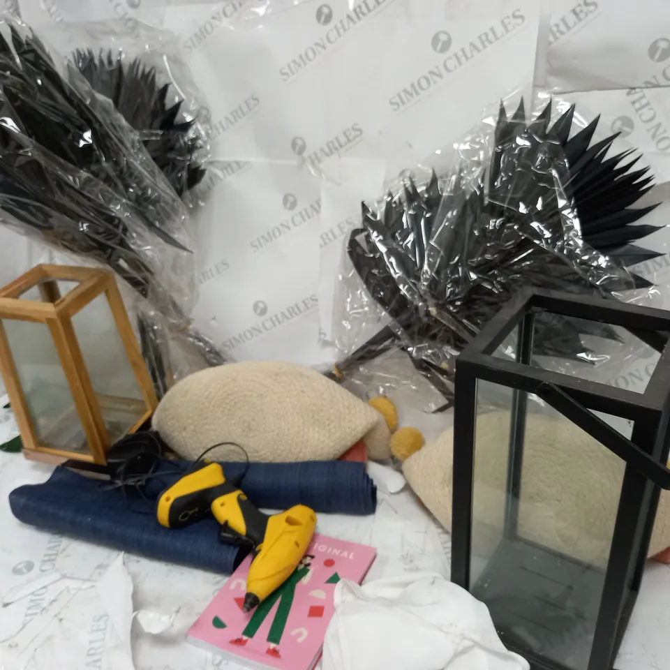 BOX OF ASSORTED ITEMS TO INCLUDE A PAIR OF LIGHT HOLDERS, FAUX FLOWERS AND A HAND HELD DRILL