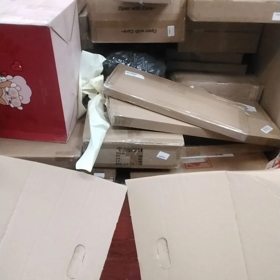 A PALLET CONTAINING ASSORTED HOUSEHOLD GOODS AND PRODUCTS TO INCLUDE; MINI CLOTHING RACK, TOILET TRAIRER, WOOD TRAY, BOXED FURNITURE ETC