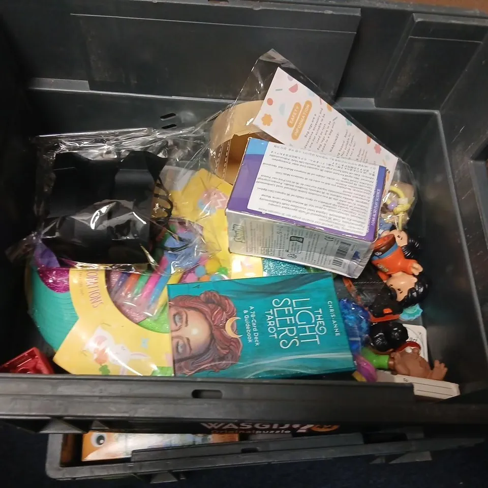 LARGE QUANTITY OF ASSORTED TOYS AND ACCESSORIES TO INCLUDE; THE SENSORY TOY BOX BIG SURPRISE BAG, WACKY WAVY INFLATABLE TUBE GUY, CRAYOLA WASHABLE PAINTS AND SKYJO