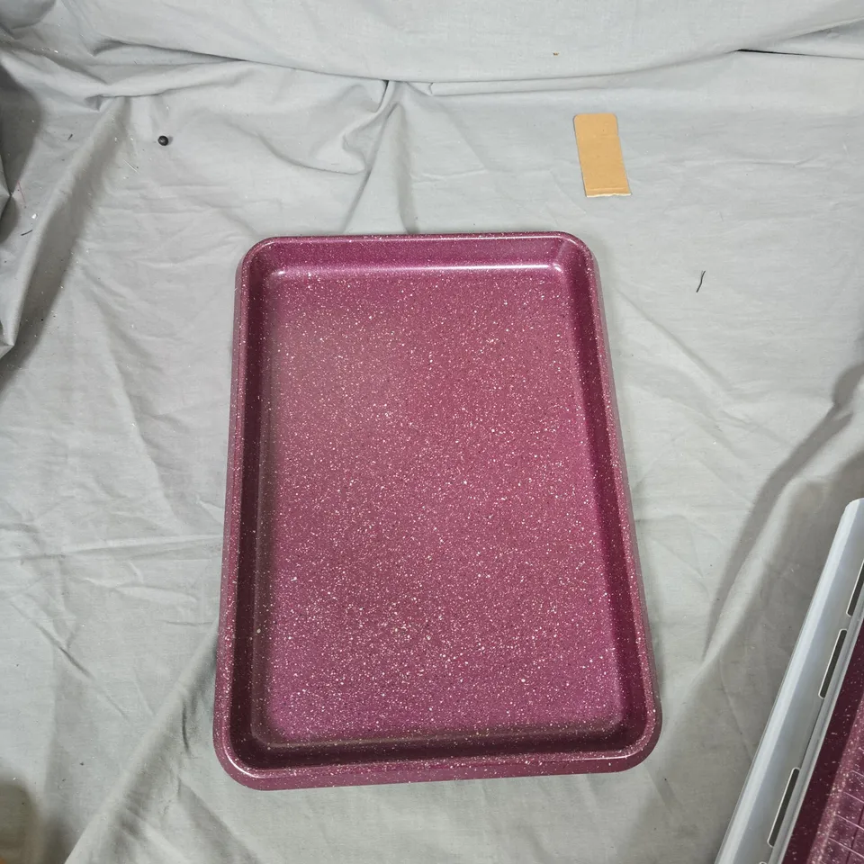 BOX OF APPROXIMATELY 7 ASSORTED ITEMS TO INCLUDE: 2 BAKING TRAYS