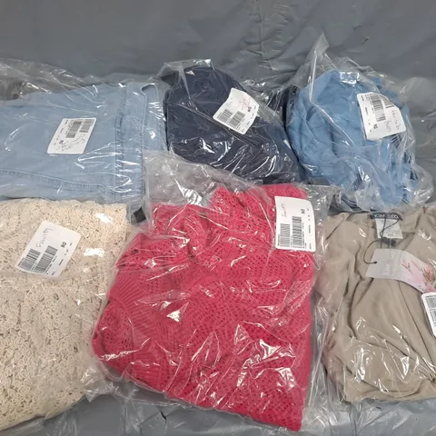 APPROXIMATELY 15 ASSORTED CLOTHING ITEMS IN VARIOUS SIZES, COLOURS & STYLES TO INCLUDE DRESSES, BLOUSES, JUMPERS, ETC