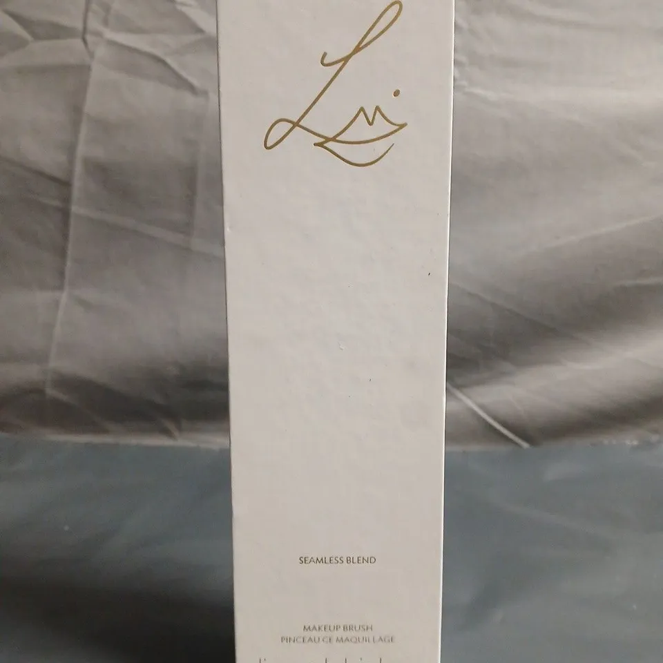 LISA ELDRIDGE SEAMLESS BLEND MAKEUP BRUSH – BOXED