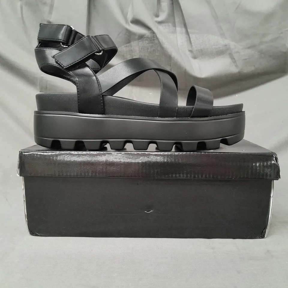 BOXED PAIR OF DESIGNER CROSS STRAP CHUNKY FLAT SANDALS IN BLACK SIZE 7