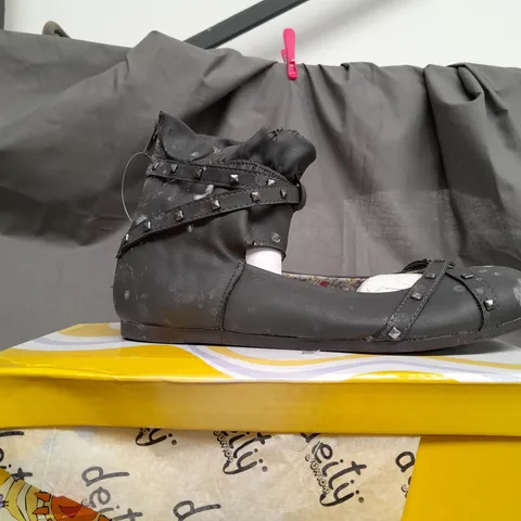 BOX OF APPROX 16 DEITY JUNIOR GREY OPEN TOP SHOES IN VARIOUS SIZES