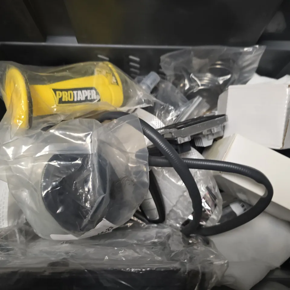 APPROXIMATELY 6 ASSORTED ITEMS TO INCLUDE - BMW HUB CAP , PRO TAPER HANDLE BAR GRIPS , AUDI KEY ETC