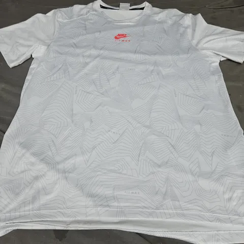 NIKE AIR MAX LOGO T-SHIRT, WHITE/RED - UK SIZE XS