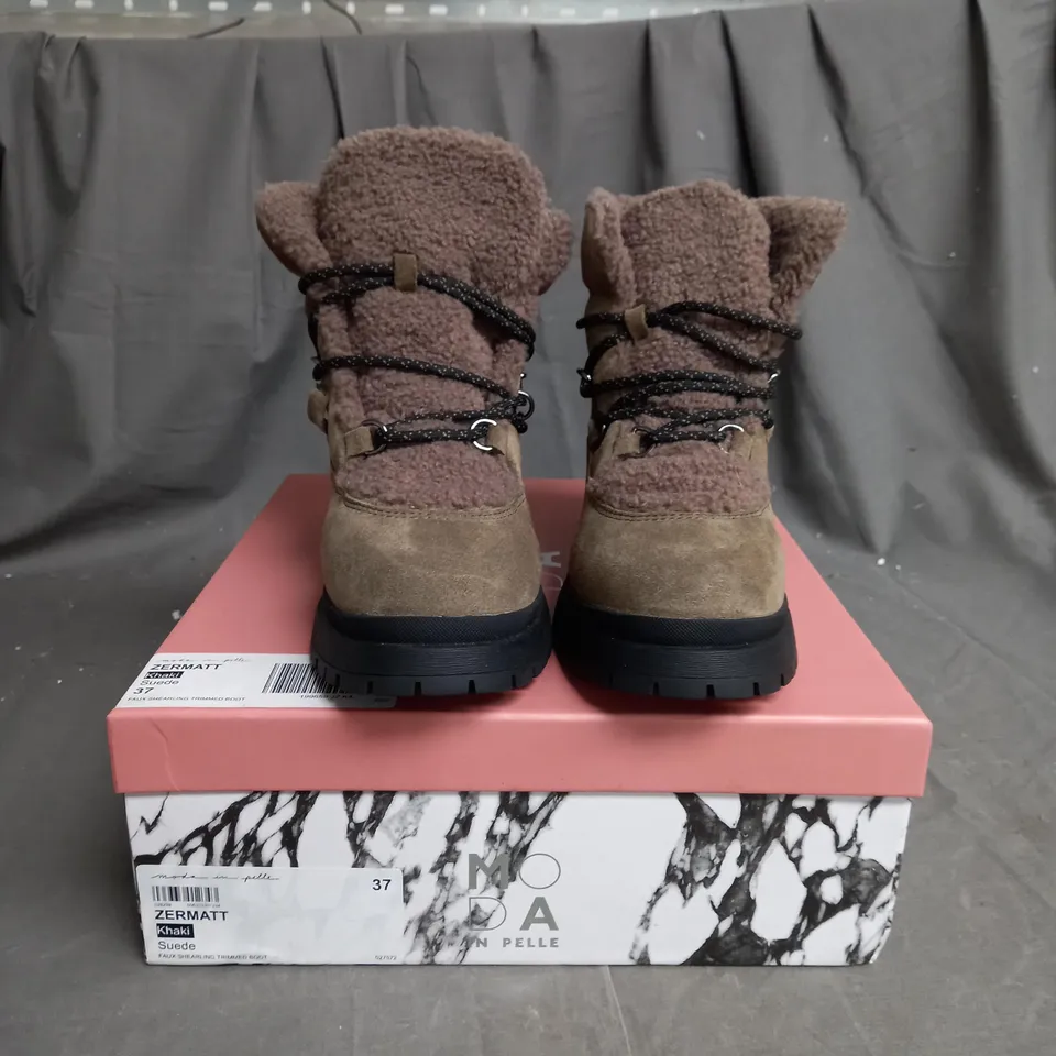 BOXED PAIR OF MODA IN PELLE ZERMATT KHAKI TRIMMED BOOTS IN SUEDE SIZE 4