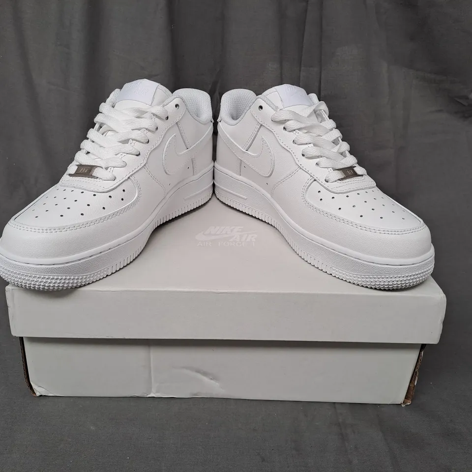 BOXED PAIR OF NIKE AIR FORCE 1 '07 SHOES IN WHITE UK SIZE 5