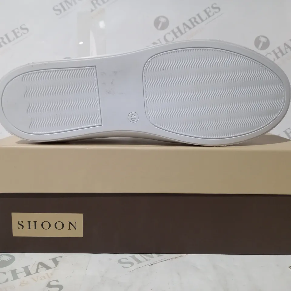 BOXED PAIR OF SHOON EIDOLON TRAINERS IN OFF WHITE SIZE 7