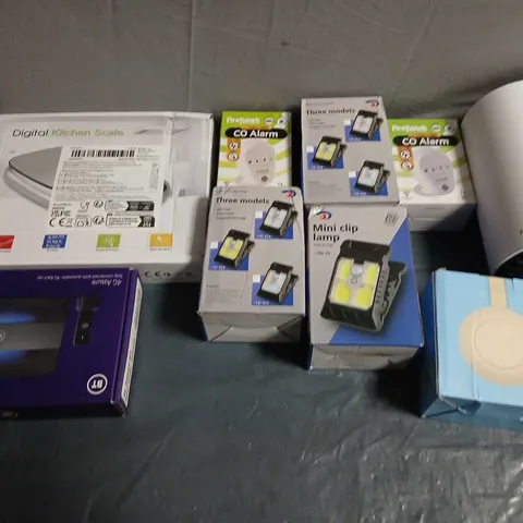 APPROXIMATELY ELEVEN ASSORTED PRODUCTS TO INCLUDE; DIGITAL KITCHEN SCALE & HOME ELECTRONICS BUNDLE – CO ALARMS & MINI CLIP LAMP