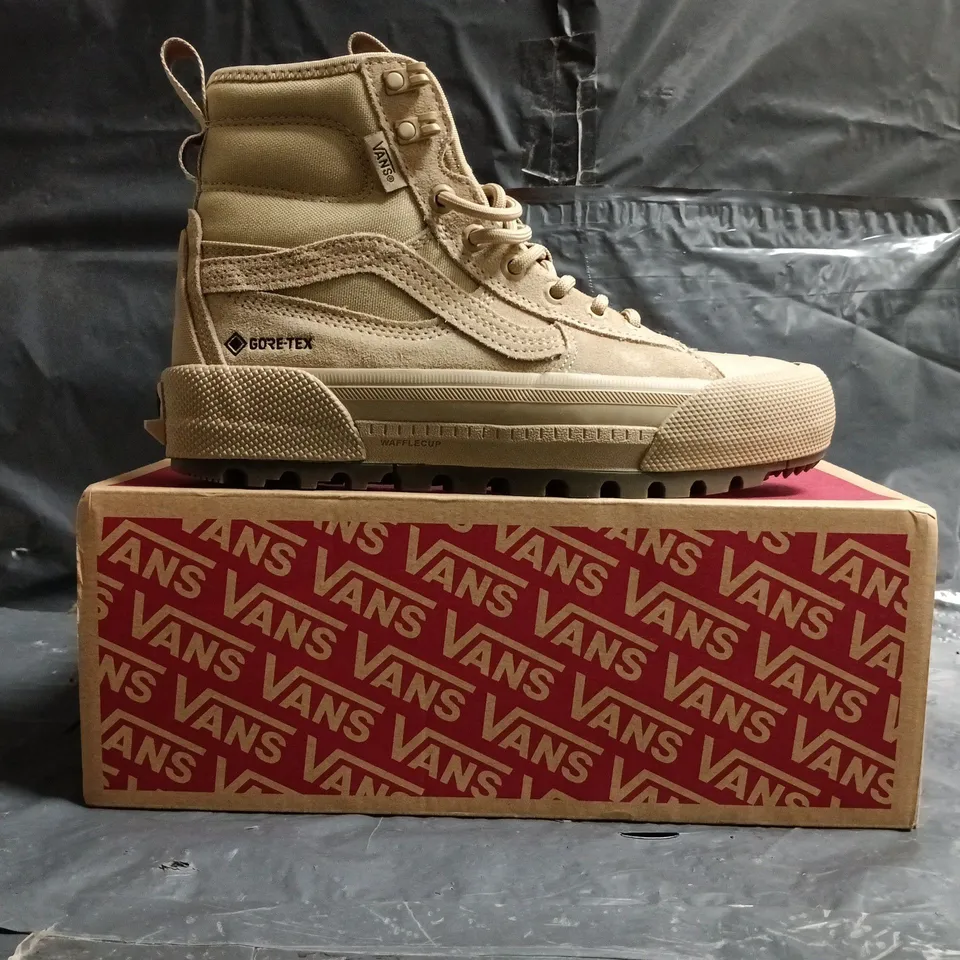 BOXED PAIR OF VANS OFF THE WALL ANKLE BOOTS IN BEIGE SIZE UK 5