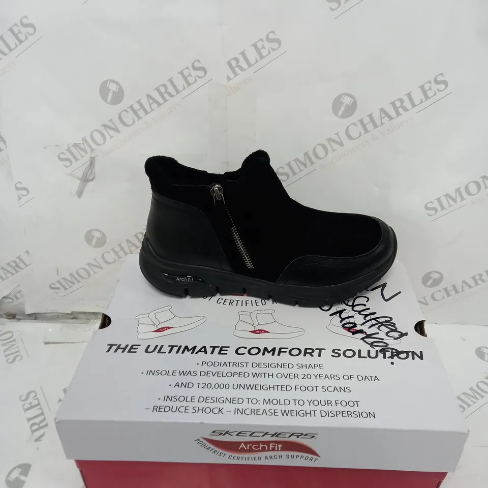 BOXED SKECHERS ARCH FIT SMOOTH ZIP BOOTS, BLACK - SIZE 3
