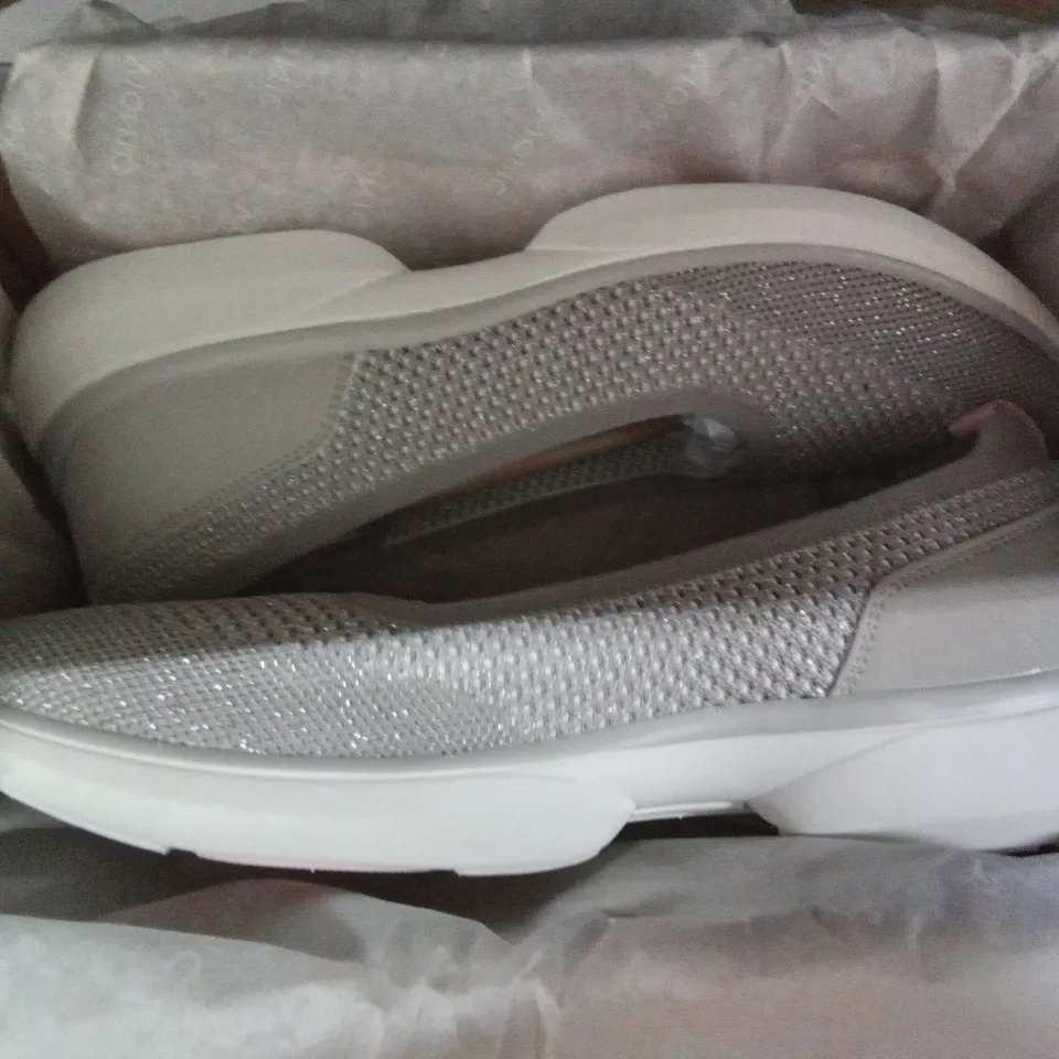 BOX CONTAINING 7 PAIRS OF VIONIC SHOES INCLUDING 2 × KALLIE BALRNA BLACK SIZE 5, 5 × KALLIE BALRNA GREY SIZES 5, 5.5 & 7