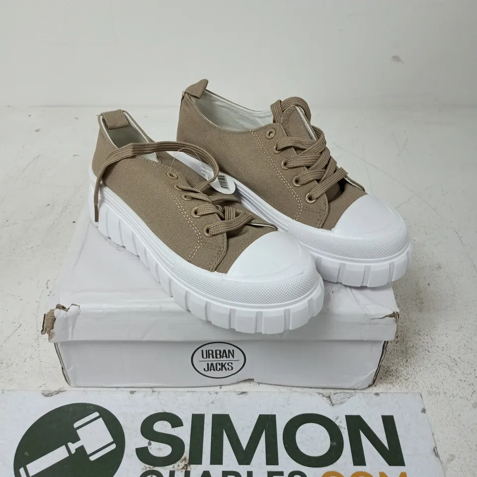 URBAN JACKS CHICAGO TAUPE TRAINERS – UK 6
