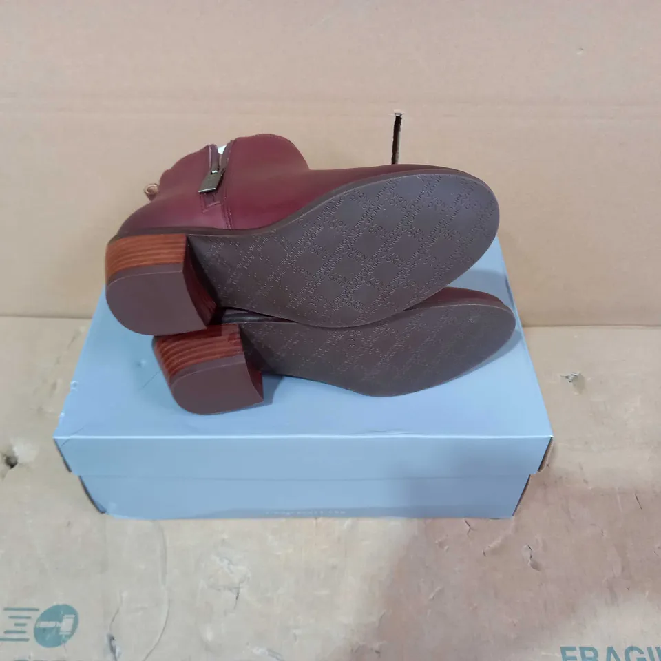 BOXED PAIR OF VIONIC BOOTS - SIZE 4