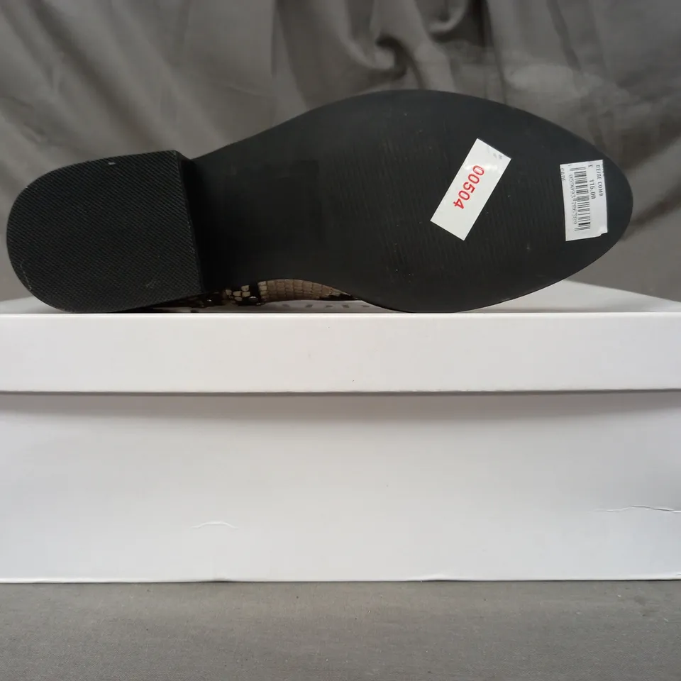 BOXED PAIR OF STEVE MADDEN CADE LEATHER ANKLE BOOTS IN BEIGE EU SIZE 36