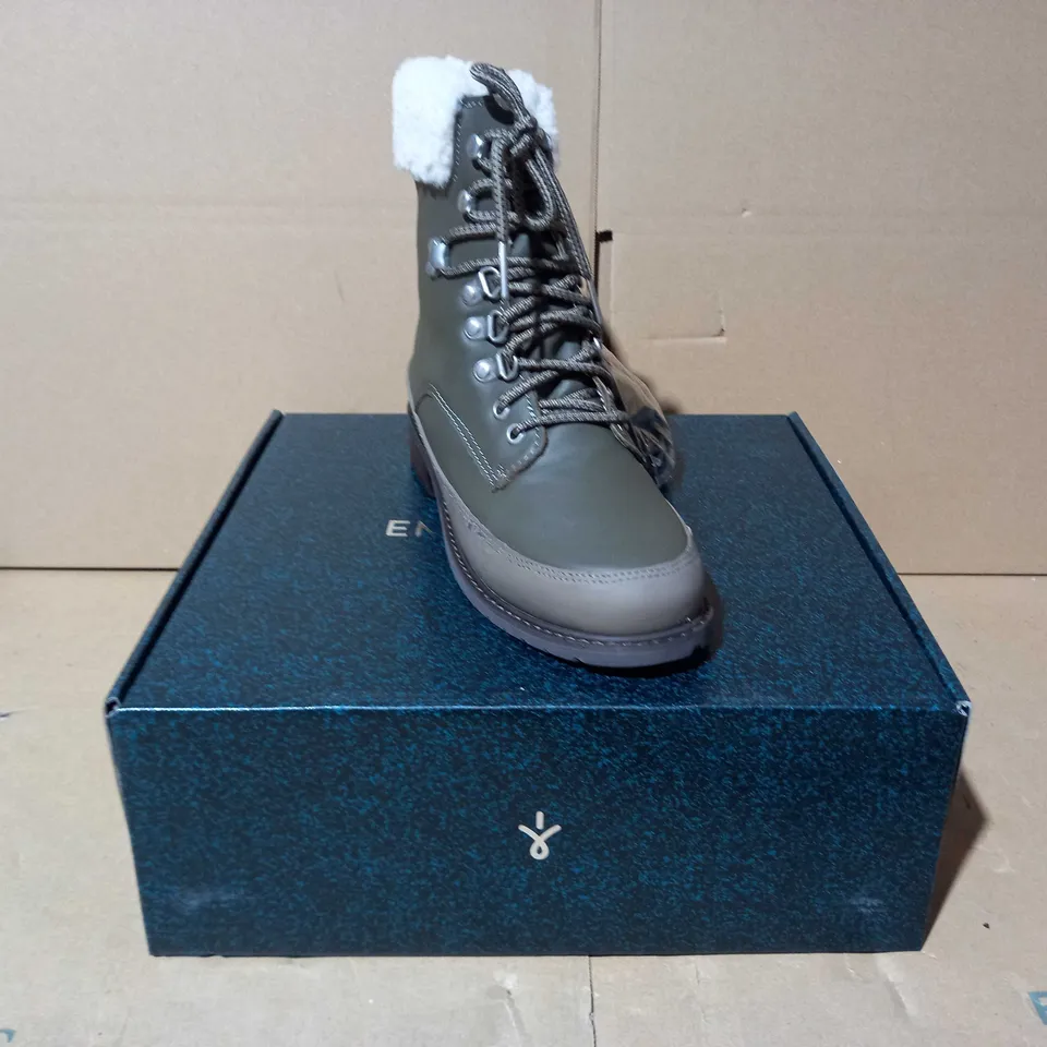 BOXED PAUR OF EMU OKAB FAUX LEATHER BOOTS IN DARK OLIVE UK SIZE 5