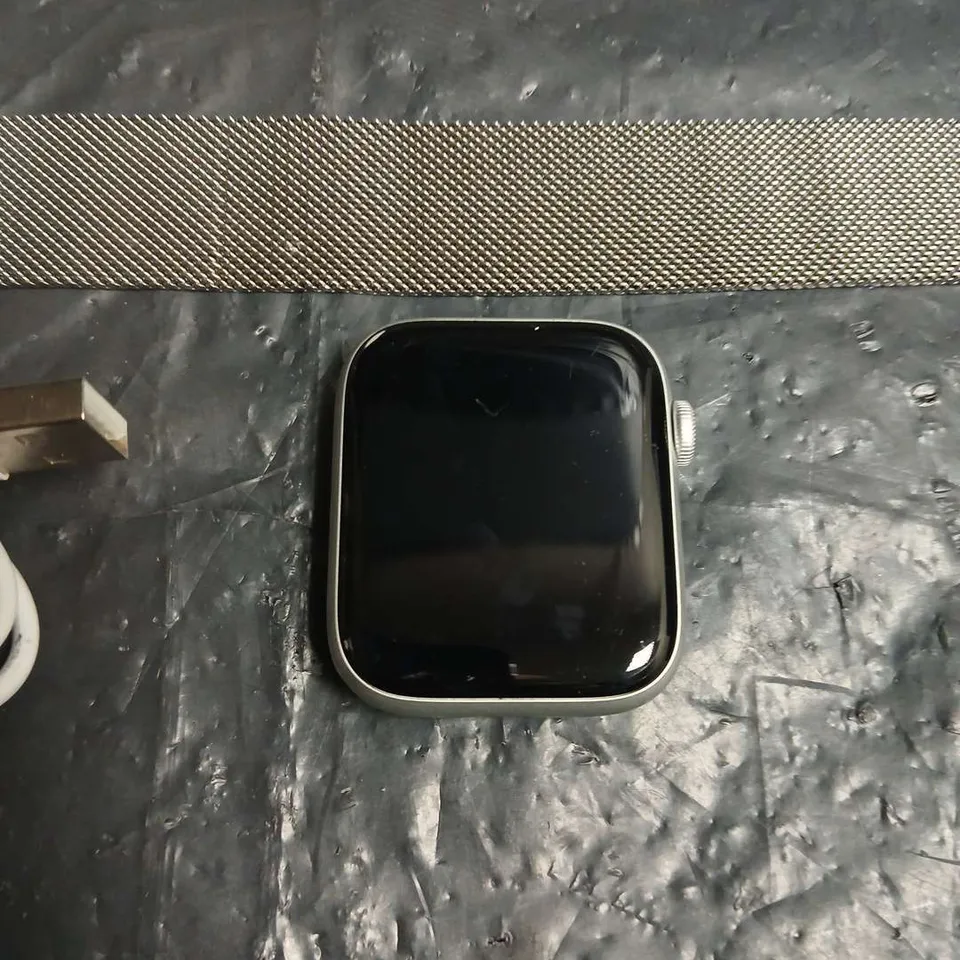 APPLE WATCH SERIES 6 – ALUMINIUM CASE WITH MESH BRACELET