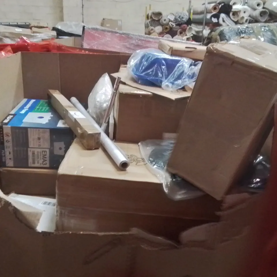 PALLET OF ASSORTED HOUSEHOLD GOODS AND PRODUCTS TO INCLUDE;POPUP CHRISTMAS TREE,LAPTOP SCREEN EXTENDER,MACERATOR PUMP