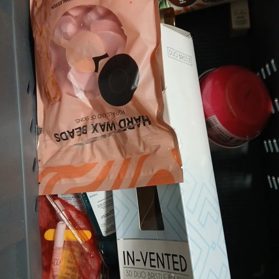 APPROXIMATELY 15 ASSORTED HEALTH & BEAUTY PRODUCTS TO INCLUDE HONEY SOAP, EYE GEL PATCHES, LIP BALM ETC 