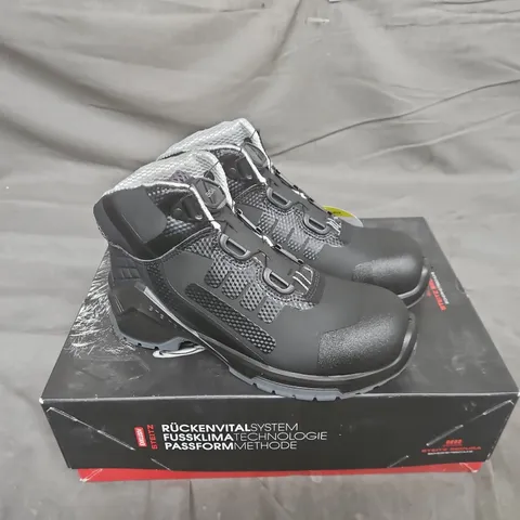 BOXED PAIR OF STEITZ SECURA BOA SAFETY BOOTS IN BLACK - SIZE 37