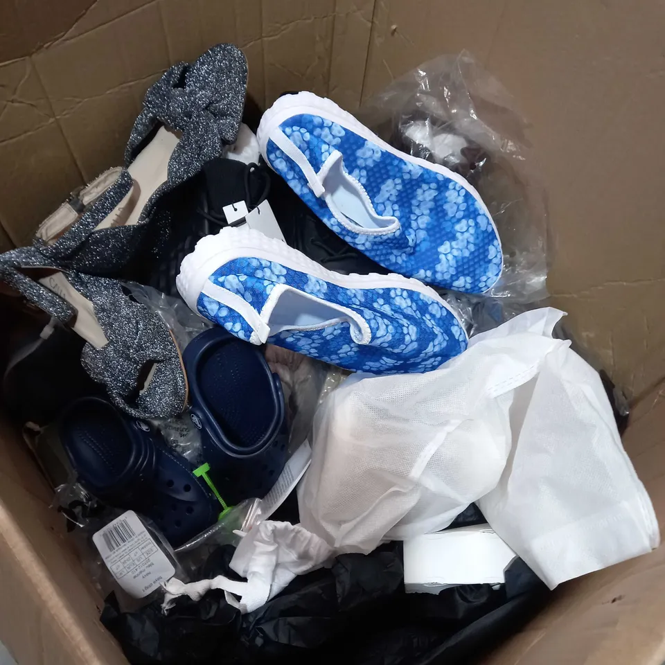 BOX OF APPROXIMATELY 15 PAIRS OF SHOES TO INCLUDE CROCS, HEELS, PUMPS ETC