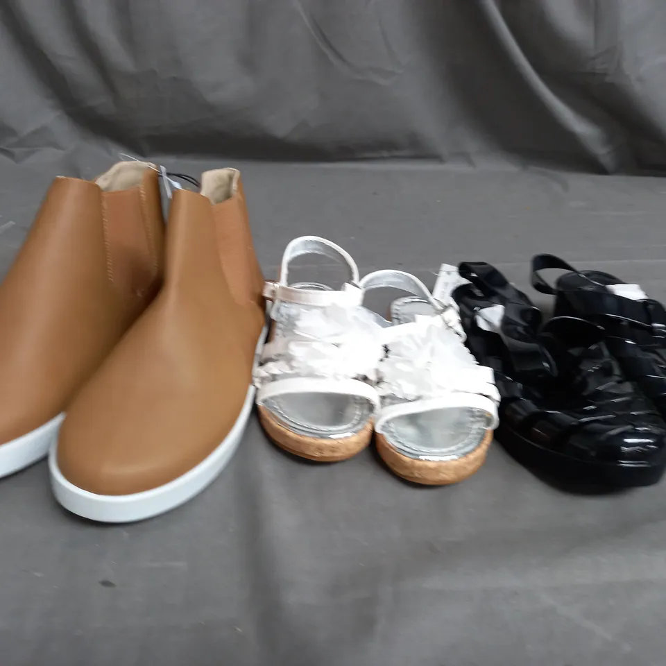 APPROXIMATELY 13 ASSORTED KIDS PAIRS OF SHOES IN VARIOUS COLOURS, STYLES, AND SIZES