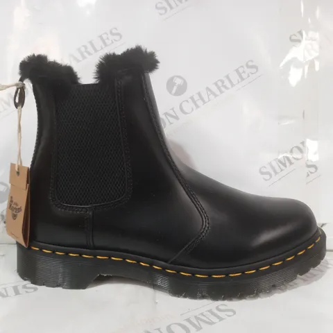 BOXED PAIR OF DR MARTENS FUR LINED CHELSEA BOOTS IN BLACK UK SIZE 8