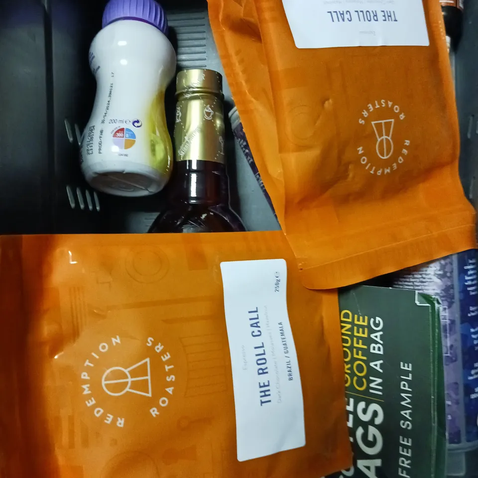 APPROXIMATELY 15 ASSORTED FOOD/DRINK PRODUCTS TO INCLUDE GRIND COFFEE PODS, CACAO BLISS HOT CHOCOLATE, FONDANT ICING ETC 