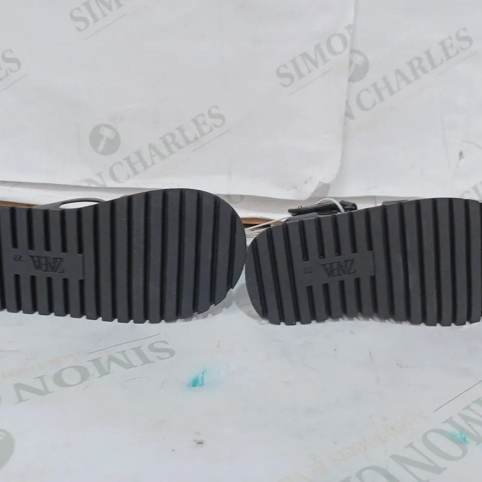 PAIR OF ZARA TODDLERS SANDALS - BLACK / SIZE: 5.5 UK 