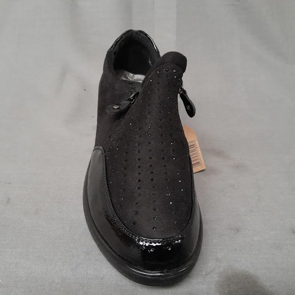 BOXED PAIR OF JO & JOE SHOES IN BLACK UK SIZE 8