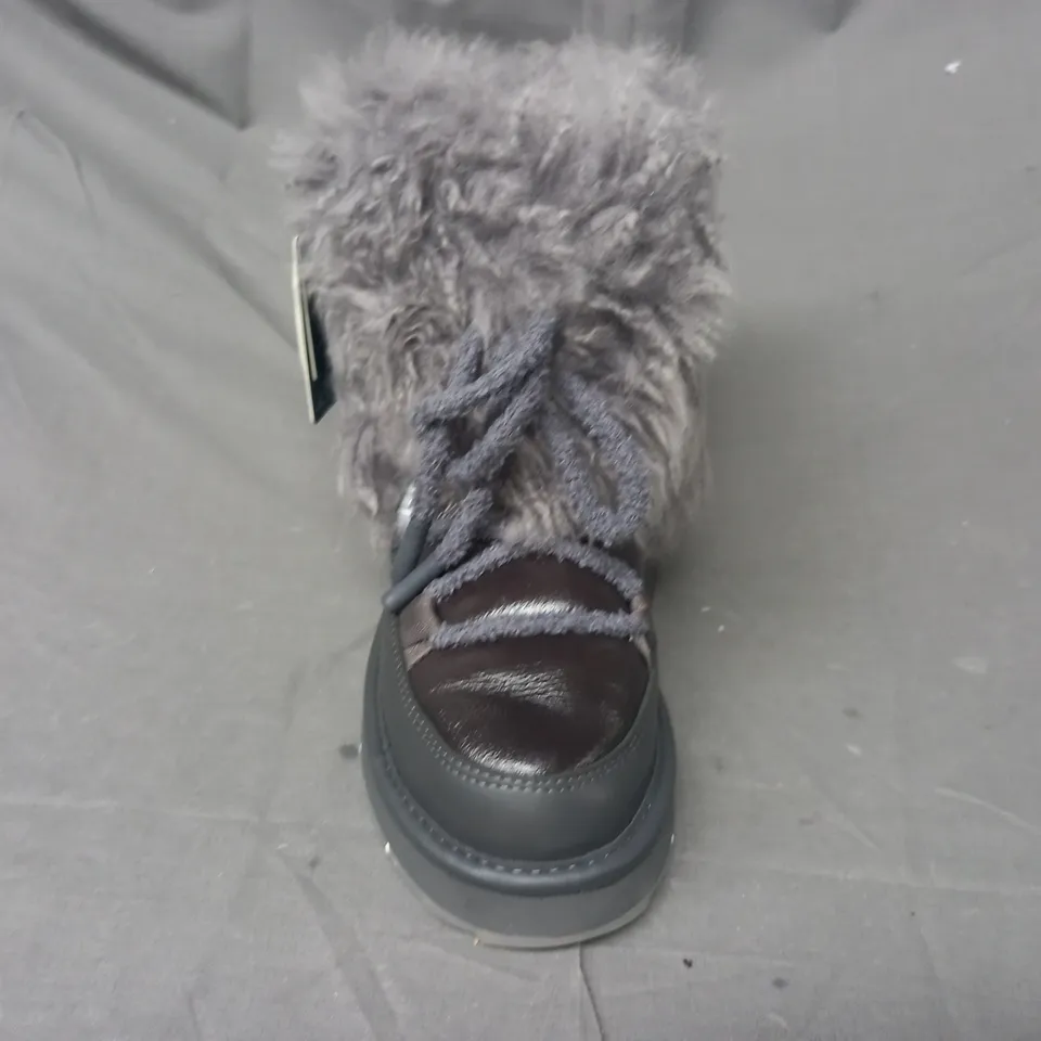 BOXED PAIR OF EMU AUSTRALIA WATER RESISTANT BOOTS IN CHARCOAL SIZE 5
