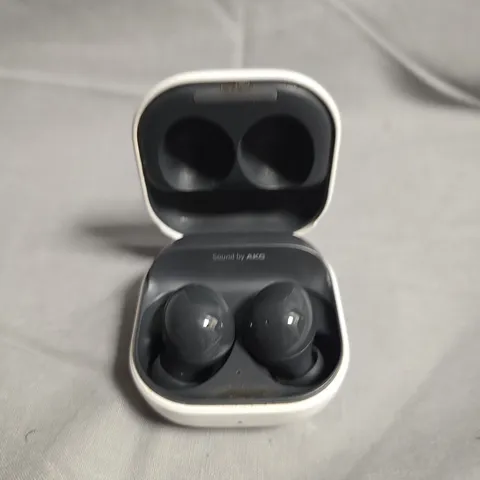 SAMSUNG GALAXY BUDS (WHITE) WIRELESS EARBUDS IN CHARGING CASE – SOUND BY AKG