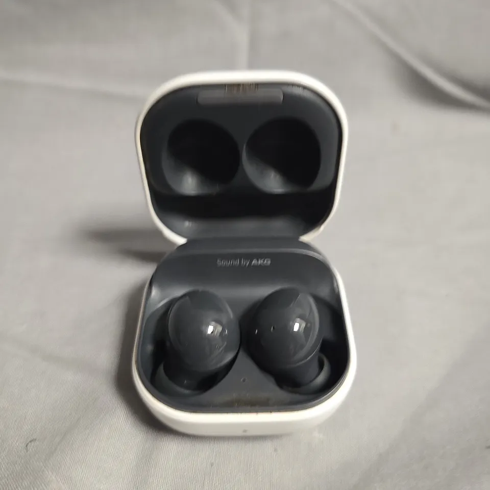 SAMSUNG GALAXY BUDS (WHITE) WIRELESS EARBUDS IN CHARGING CASE – SOUND BY AKG