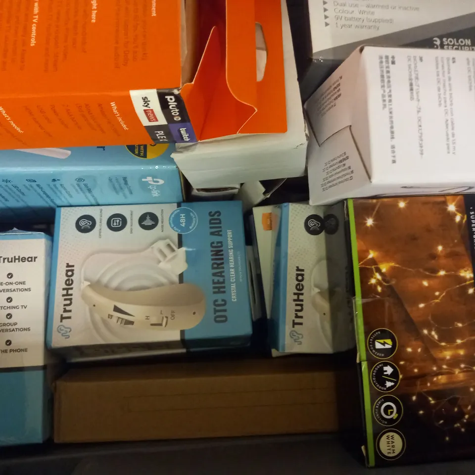 APPROXIMATELY 15 ASSORTED ITEMS TO INCLUDE HEARING AIDS, TABCAT, HAND MIXER, ETC