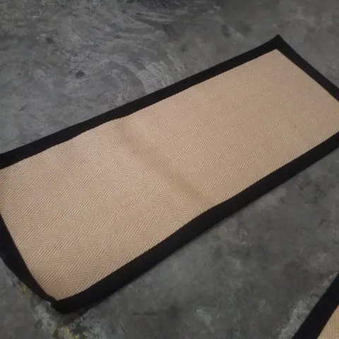 QUALITY DESIGNER AREA RUG APPROXIMATELY 60×150CM
