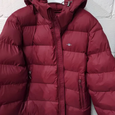 GANT RED HOODED PUFFER JACKET – SIZE L