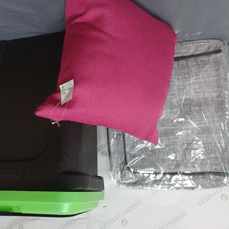 APPROXIMATELY 10 ASSORTED HOUSEHOLD ITEMS TO IMNNCLUDE CUSION, WASTE BIN, SMART SPACE TOY STORAGE, ETC - COLLECTION ONLY
