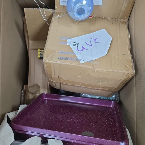 APPROXIMATELY 5 ASSORTED HOUSEHOLD PRODUCTS TO INCLUDE OVEN TRAYS, HOME DECOR ETC 