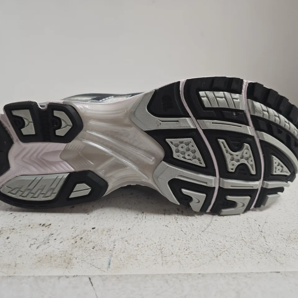 ASICS RUNNING SHOES – UK SIZE 7.5